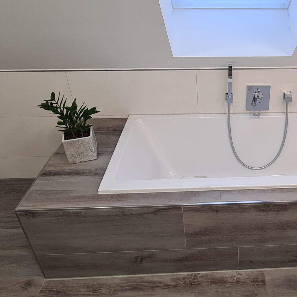 Gestellte Badewanne mit Fliesen in Holzoptik Steffen Sommer Fliesendesign